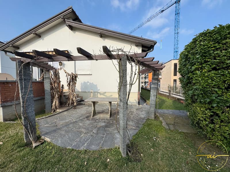 AMPIA VILLA DI 8 LOCALI CON GIARDINO PRIVATO A COLDRERIO (7)