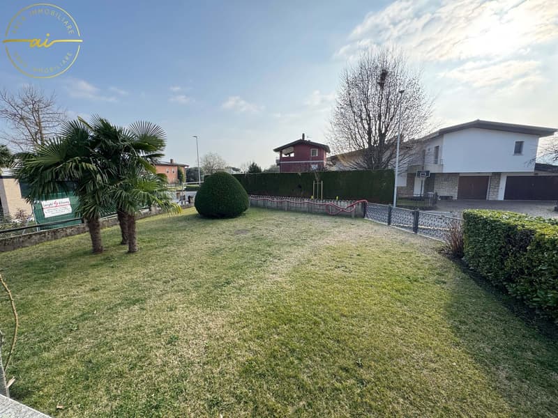 AMPIA VILLA DI 8 LOCALI CON GIARDINO PRIVATO A COLDRERIO (3)