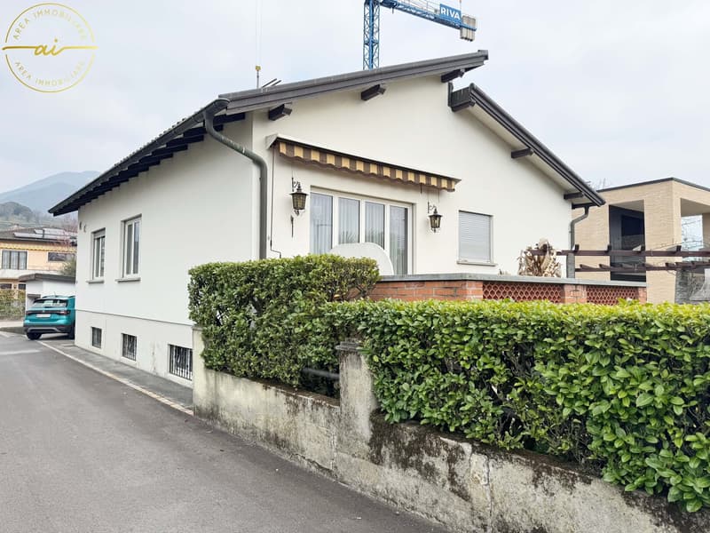 AMPIA VILLA DI 8 LOCALI CON GIARDINO PRIVATO A COLDRERIO (6)