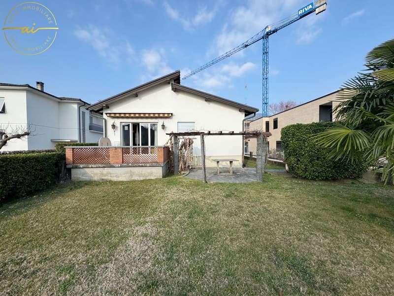 Große Villa mit 8 Zimmern und privatem Garten in Coldrerio (1)