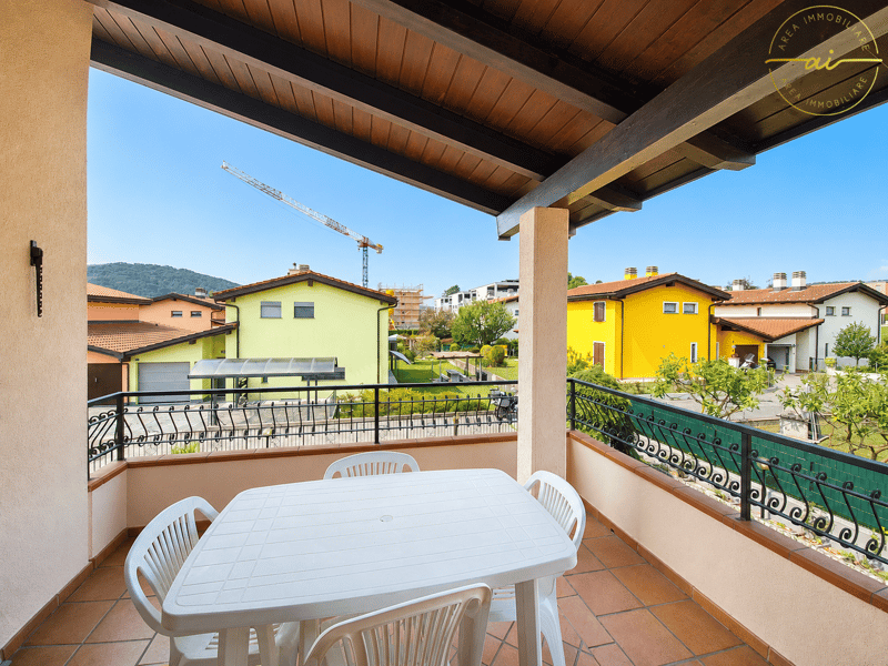 Vaste maison de 5.5 pièces avec jardin dans une zone verte à Stabio (11)