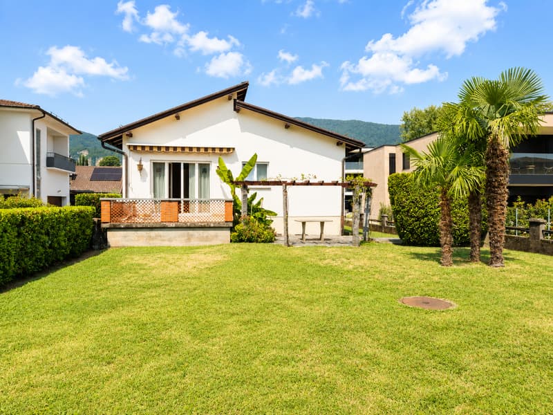 AMPIA VILLA DI 8 LOCALI CON GIARDINO PRIVATO A COLDRERIO (1)