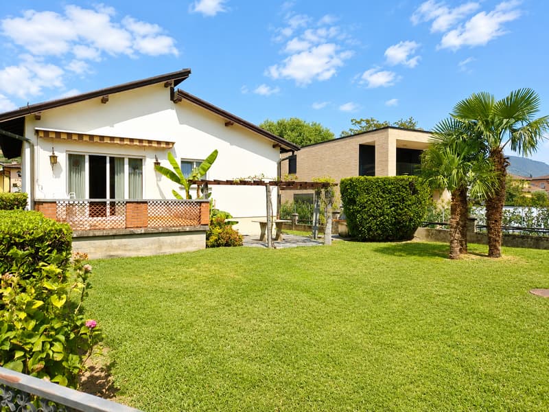 AMPIA VILLA DI 8 LOCALI CON GIARDINO PRIVATO A COLDRERIO (2)