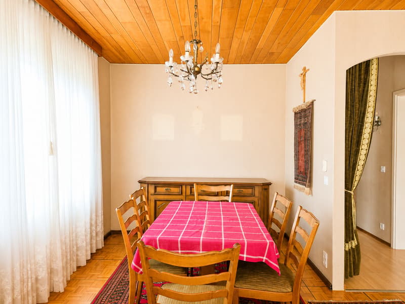 AMPIA VILLA DI 8 LOCALI CON GIARDINO PRIVATO A COLDRERIO (5)