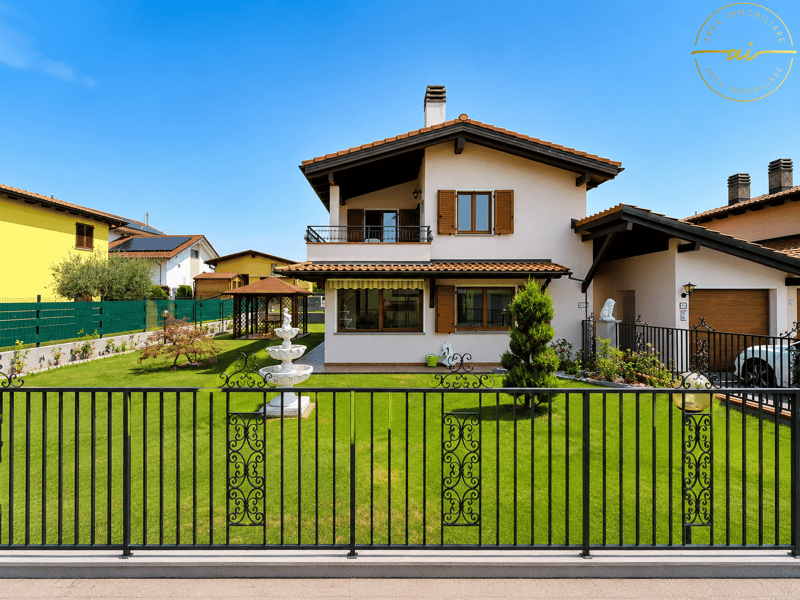 AMPIA CASA DI 5.5 LOCALI CON GIARDINO IN ZONA VERDE A STABIO (1)