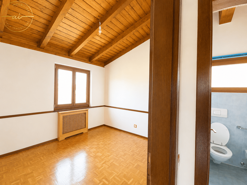AMPIA CASA DI 5.5 LOCALI CON GIARDINO IN ZONA VERDE A STABIO (14)