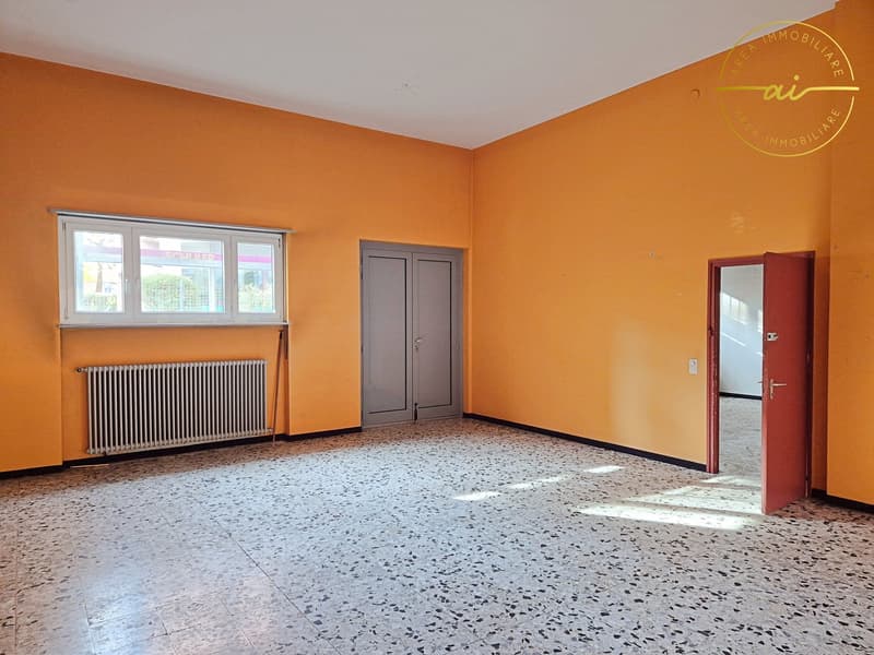 Spazio commerciale con vetrina in zona centrale (4)