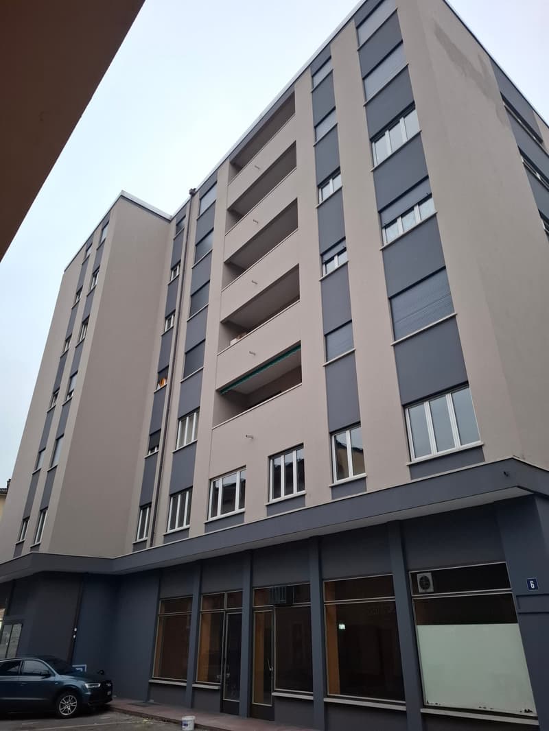 Spazio commerciale con vetrina in zona centrale (1)