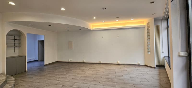 Spazio commerciale con vetrina in centro a Chiasso (2)