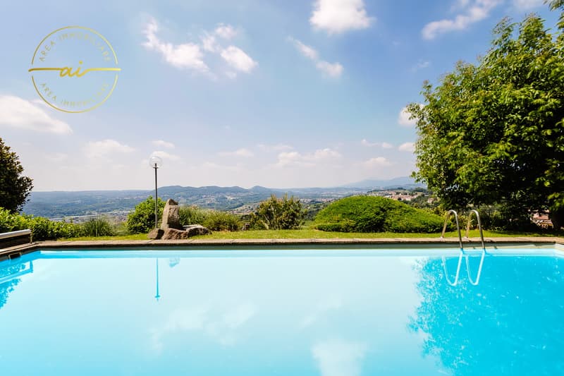 PRESTIGIOSA VILLA BIFAMILIARE CON PISCINA E AMPI SPAZI – OPPORTUNITÀ UNICA (1)