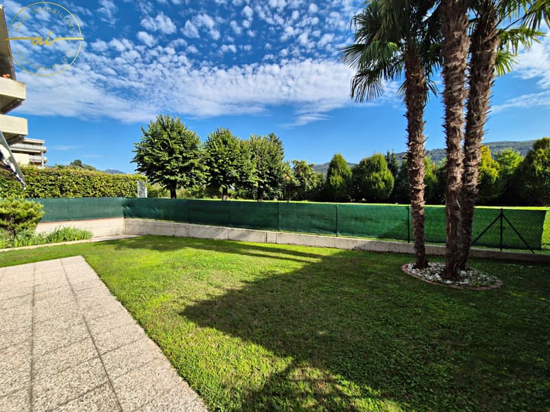 LUMINOSA CASA DI TESTA DI 5.5 LOCALI NEL VERDE (1)