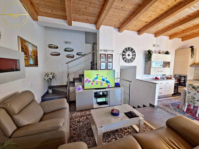 ACCOGLIENTE DUPLEX DI 4.5 LOCALI CON GRANDE SPAZIO ESTERNO PRIVATO A MAGLIASO (2)