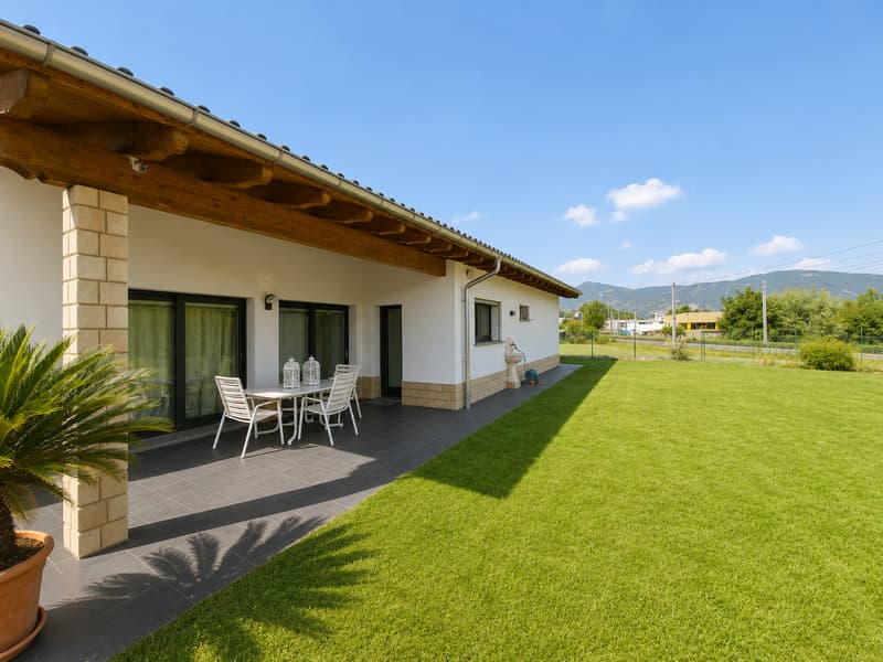 VILLA MODERNA DI 6.5 LOCALI CON AMPIO GIARDINO A STABIO (2)