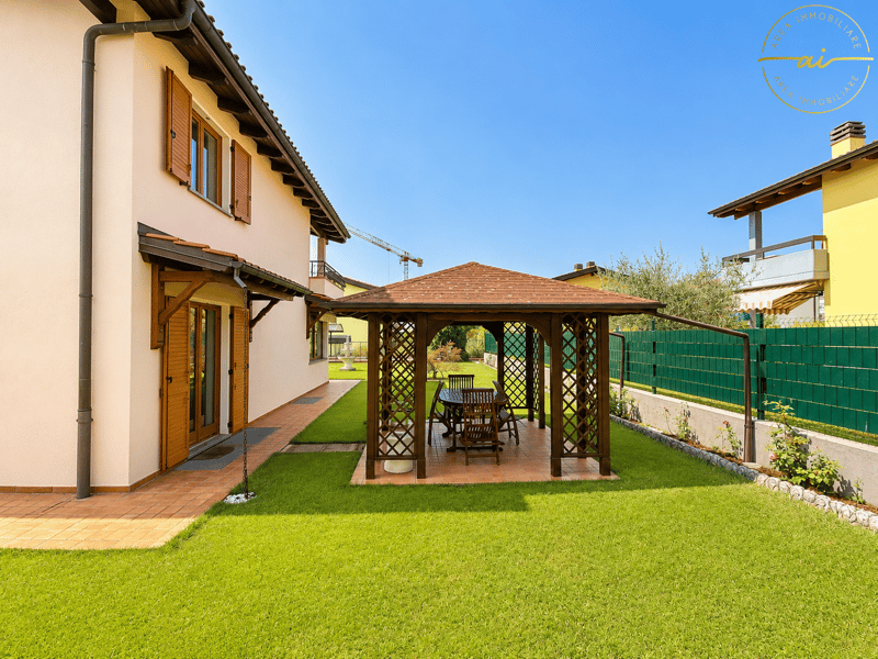 AMPIA CASA DI 5.5 LOCALI CON GIARDINO IN ZONA VERDE A STABIO (22)