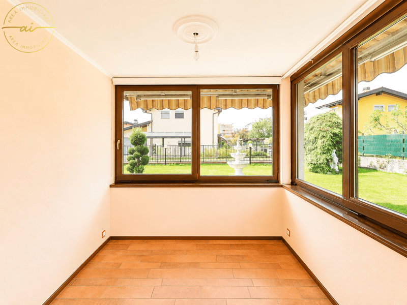 AMPIA CASA DI 5.5 LOCALI CON GIARDINO IN ZONA VERDE A STABIO (9)
