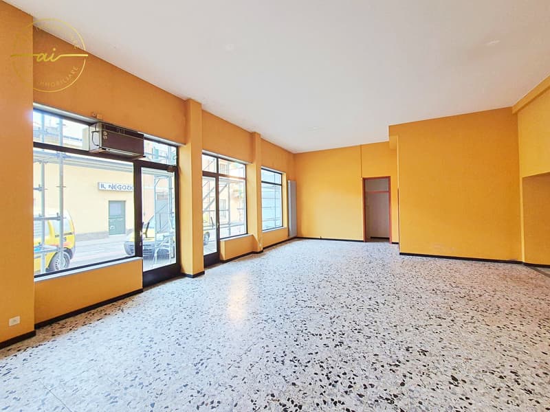 SPAZIO COMMERCIALE CON VETRINA IN CENTRO A CHIASSO (2)