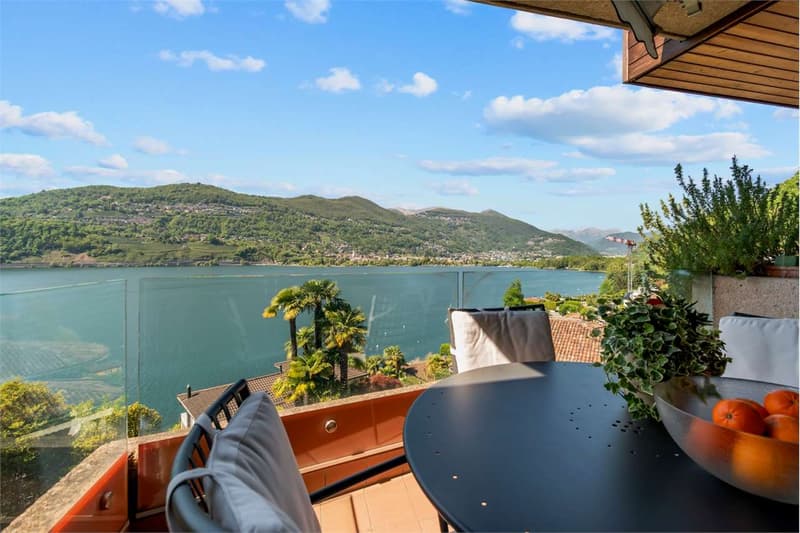 Exclusive villa with lake view, pool and dock (8)
