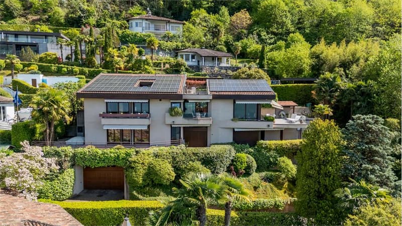 Exclusive villa with lake view, pool and dock (1)