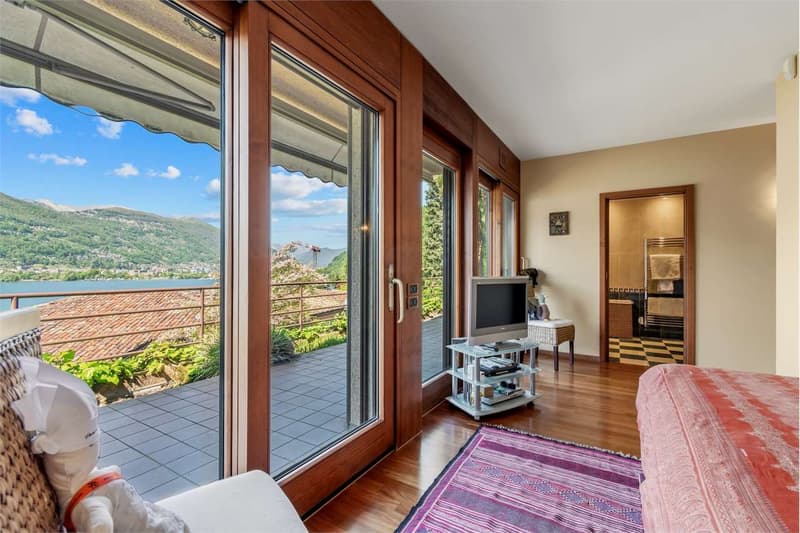 Exclusive villa with lake view, pool and dock (10)