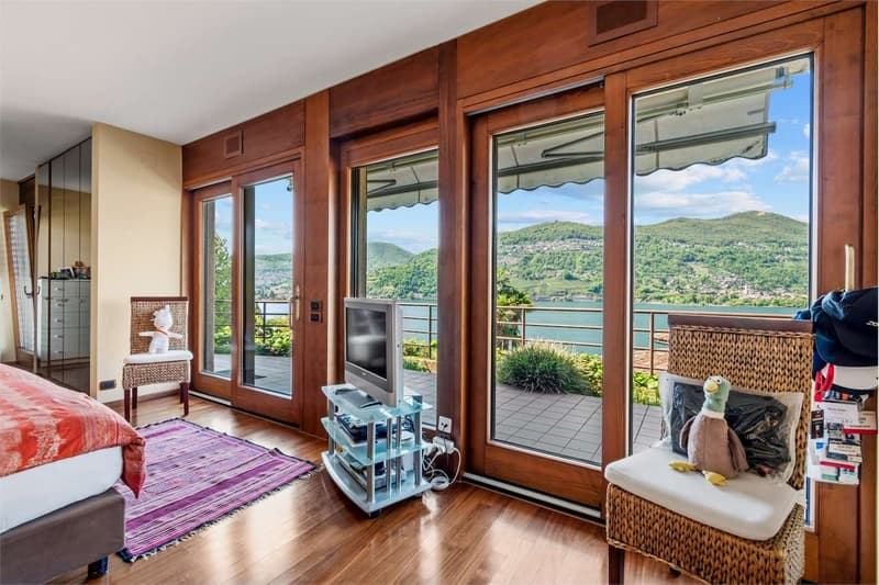 Exclusive villa with lake view, pool and dock (9)