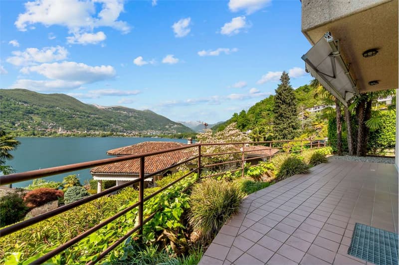 Exclusive villa with lake view, pool and dock (11)