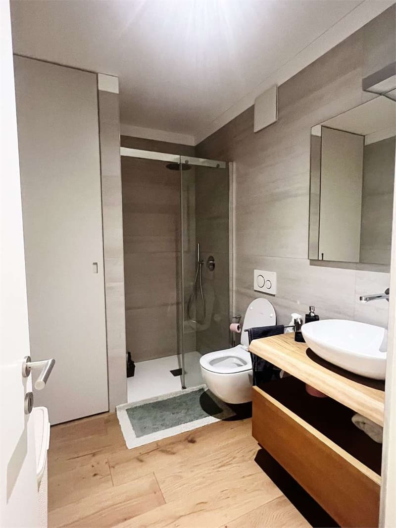 Elegantes 3,5-Zimmer-Wohnung mit Möbeln, Garten und Seeblick (9)