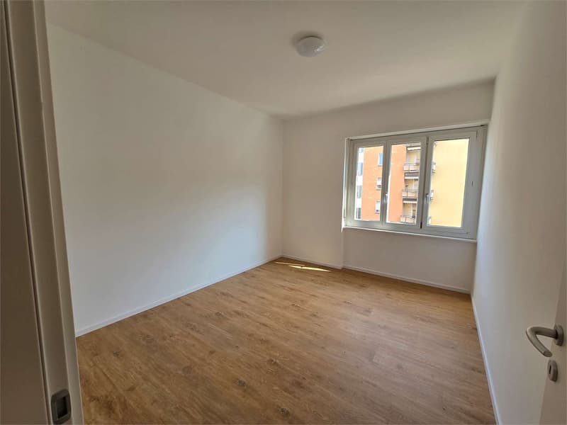 Chiasso - Prestigioso 4.5 Locali "Chiavi in Mano" - Arredato e Ristrut (11)