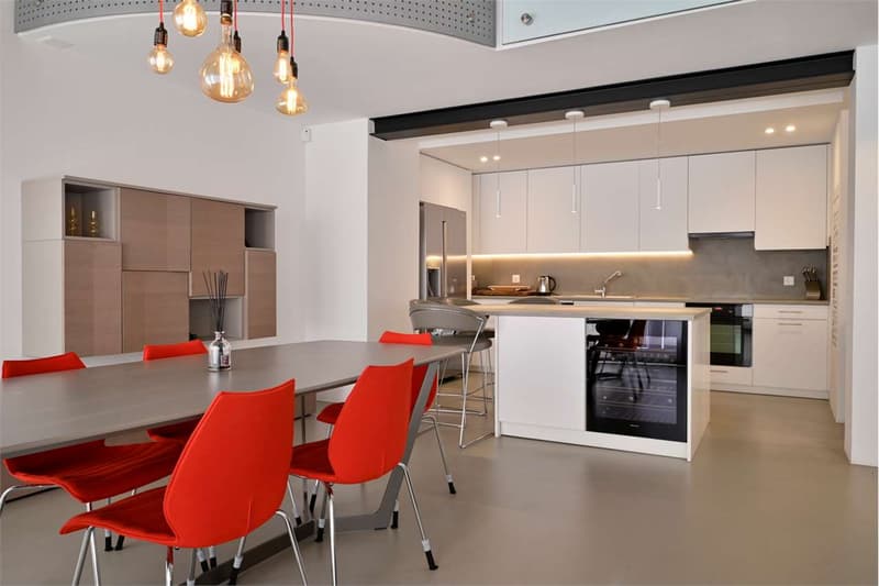 Eleganz und Modernität: Zweifamilienhaus renoviert (2)