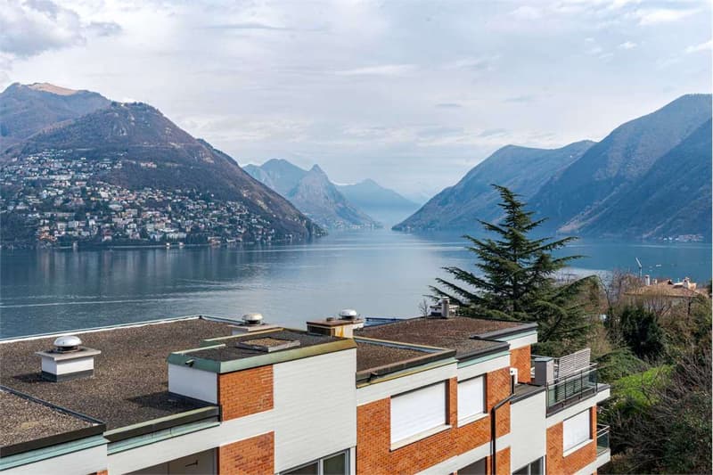 Dreistöckiges Haus mit teilweisem Seeblick und privatem Garten. (4)