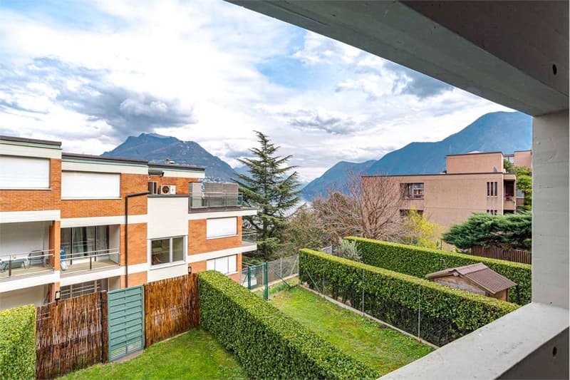 Dreistöckiges Haus mit teilweisem Seeblick und privatem Garten. (7)