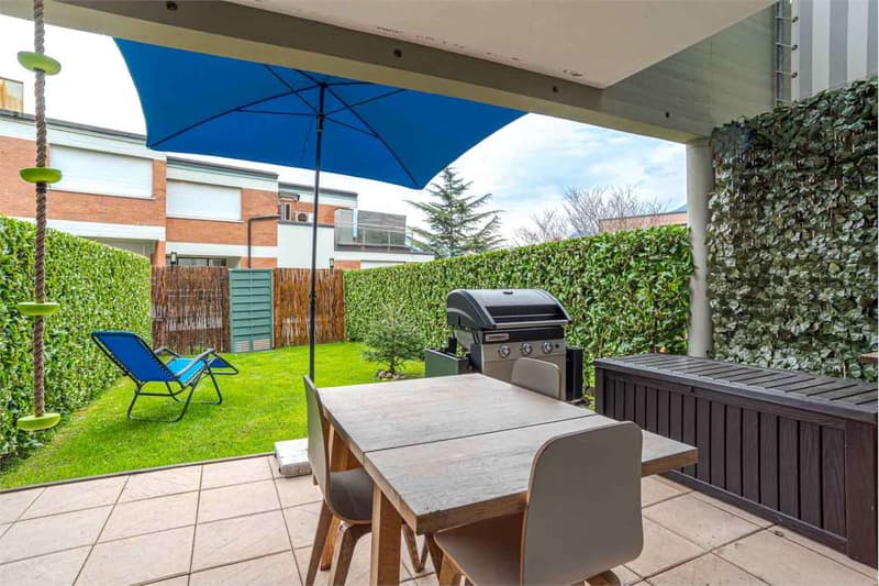 Dreistöckiges Haus mit teilweisem Seeblick und privatem Garten. (2)