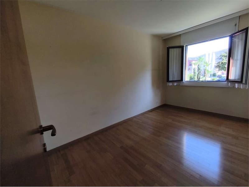 Caslano - Geräumige 3.5 Zimmer Wohnung im Erdgeschoss mit Garten - Zwei Schritte entfernt (4)