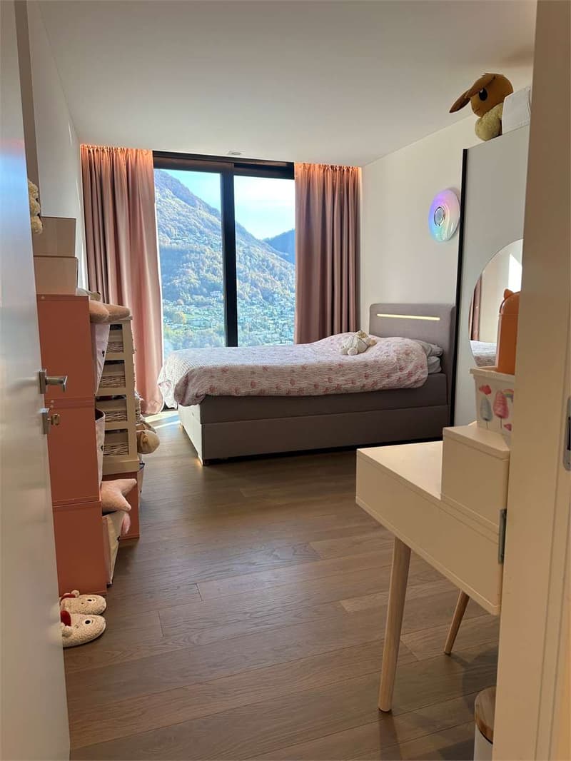 Duplex vista lago con giardino e piscina (12)