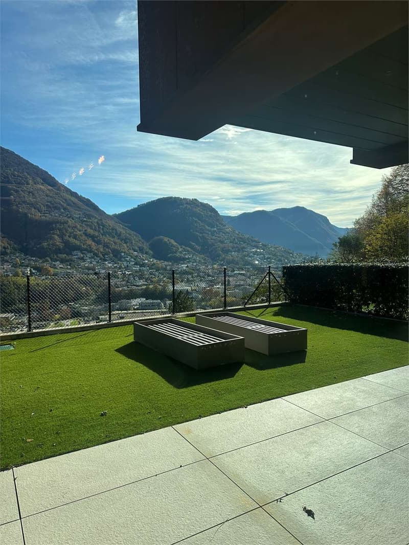 Duplex vista lago con giardino e piscina (8)