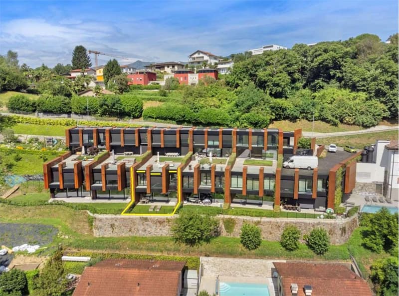 Duplex vista lago con giardino e piscina (1)
