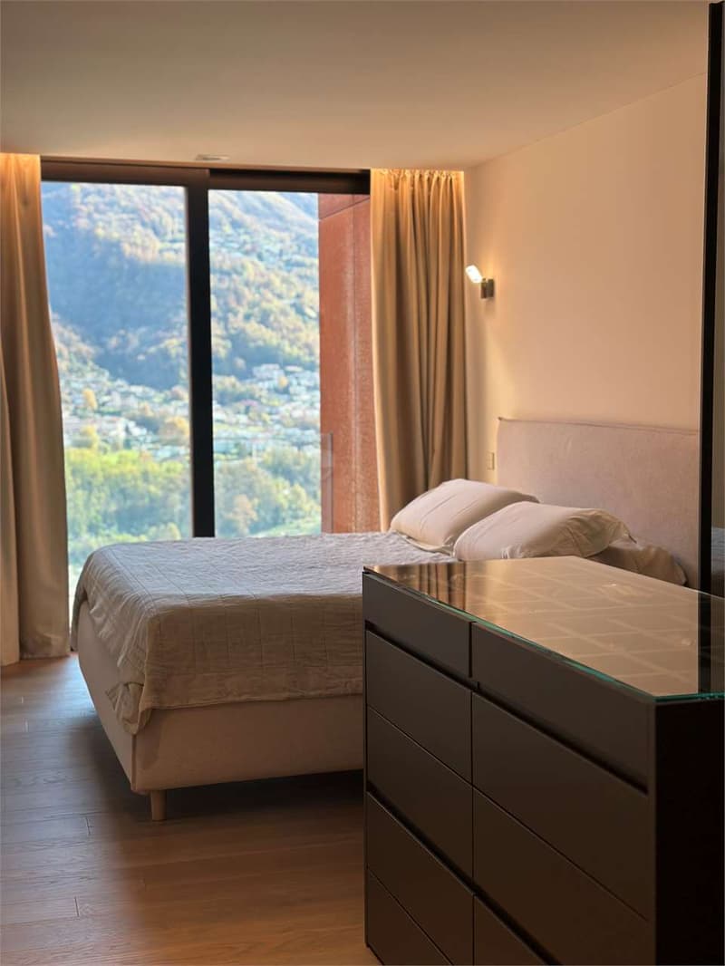 Duplex vista lago con giardino e piscina (11)