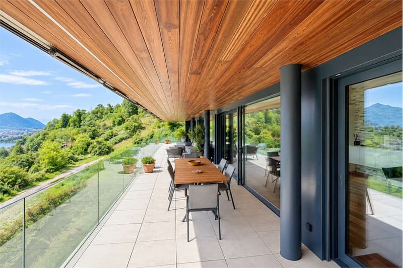 Attico panoramico con ampia terrazza e vista lago (13)