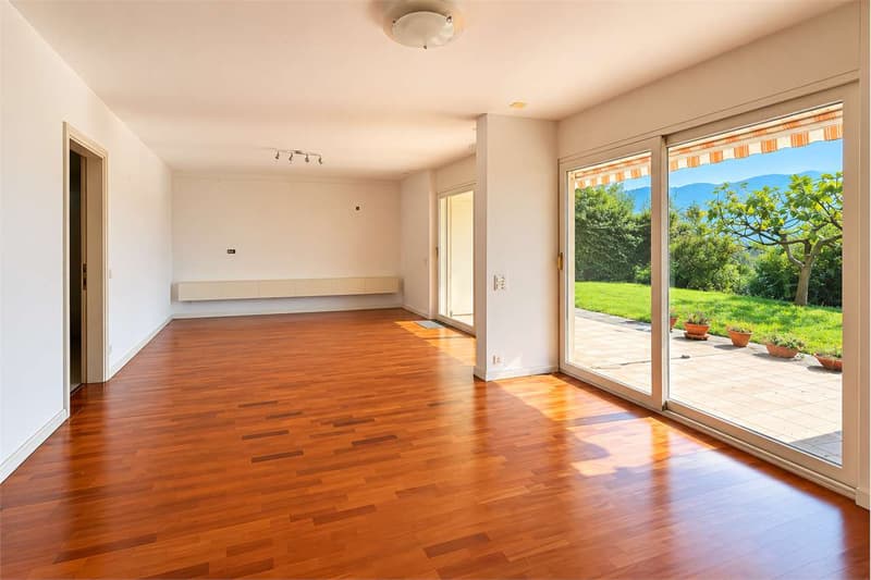 Elegante Residenza con vista lago e giardino privato (12)