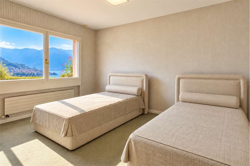 Elegante Residenza con vista lago e giardino privato (11)