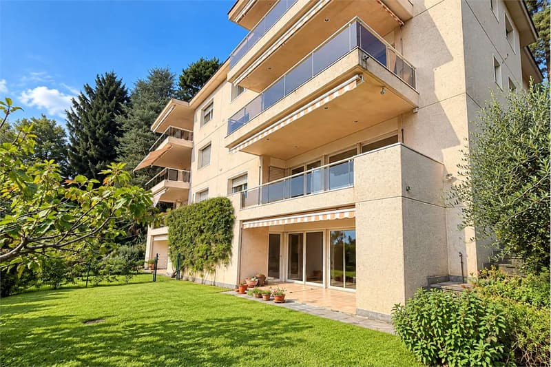 Elegante Residenza con vista lago e giardino privato (1)
