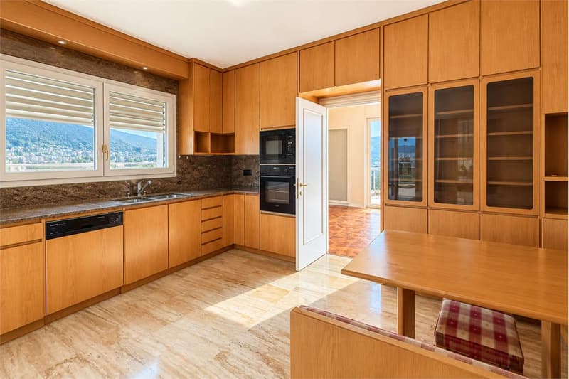 Elegante Residenza con vista lago e giardino privato (5)
