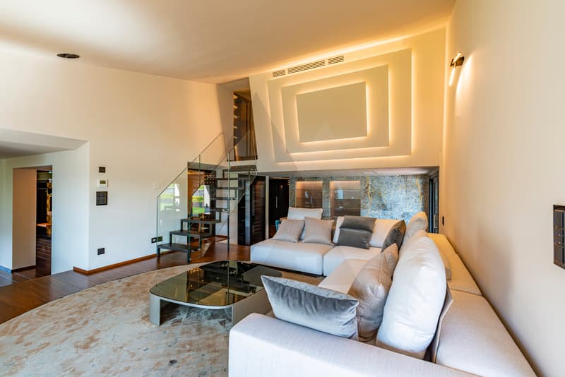 LUSSUOSA VILLA VISTA LAGO CON DARSENA PRIVATA (7)