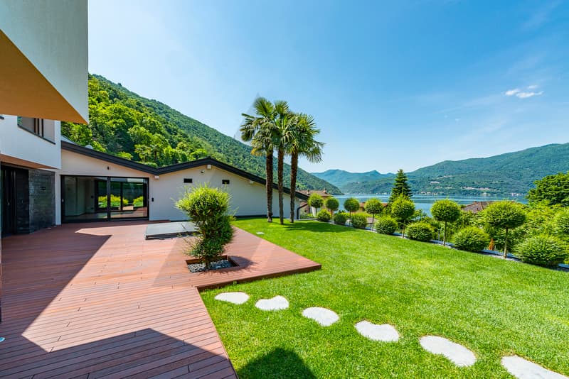 LUSSUOSA VILLA VISTA LAGO CON DARSENA PRIVATA (3)