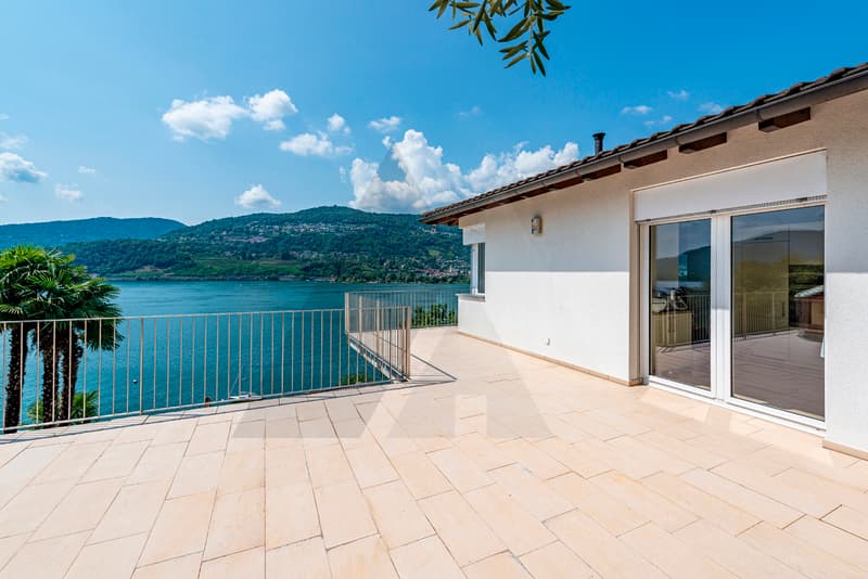 VILLA CON VISTA LAGO E PISCINA ESTERNA (5)