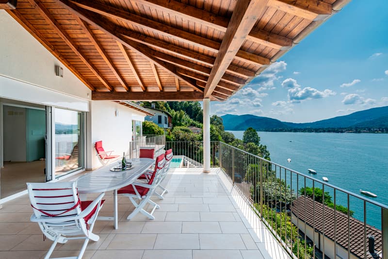VILLA CON VISTA LAGO E PISCINA ESTERNA (1)