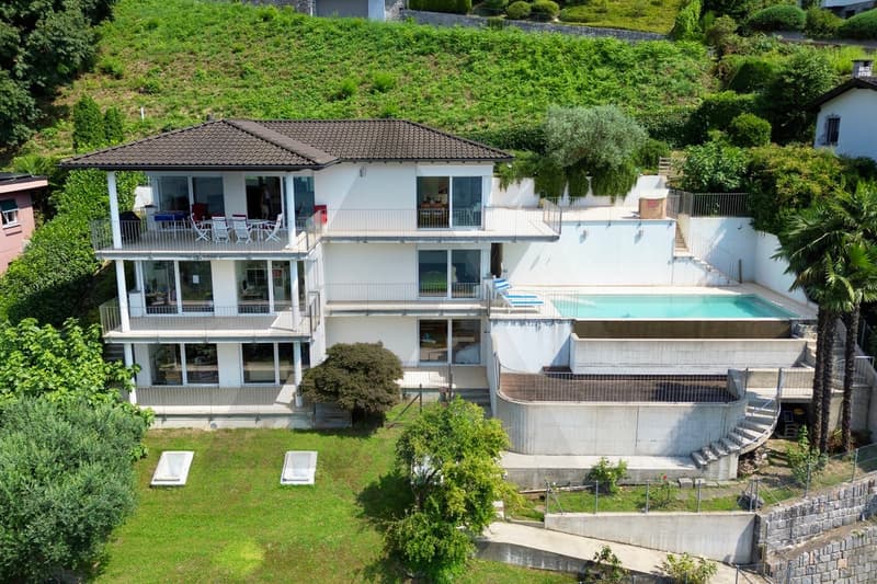 VILLA CON VISTA LAGO E PISCINA ESTERNA (13)
