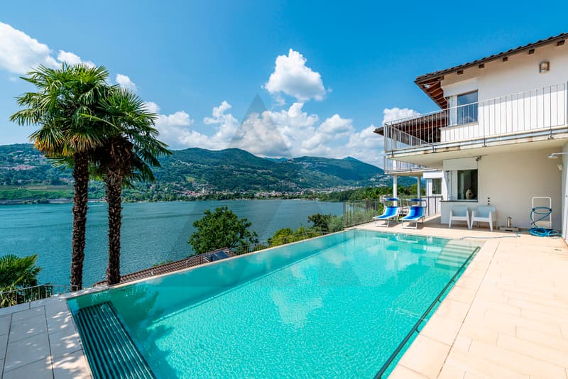 VILLA CON VISTA LAGO E PISCINA ESTERNA (2)