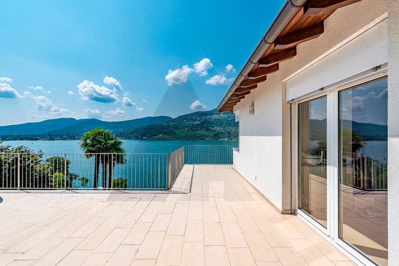 VILLA CON VISTA LAGO E PISCINA ESTERNA (9)