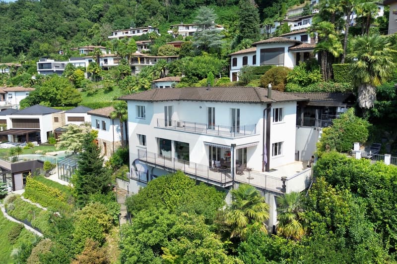 ELEGANTE PROPRIETÀ CON VISTA LAGO E SPIAGGIA PRIVATA (1)