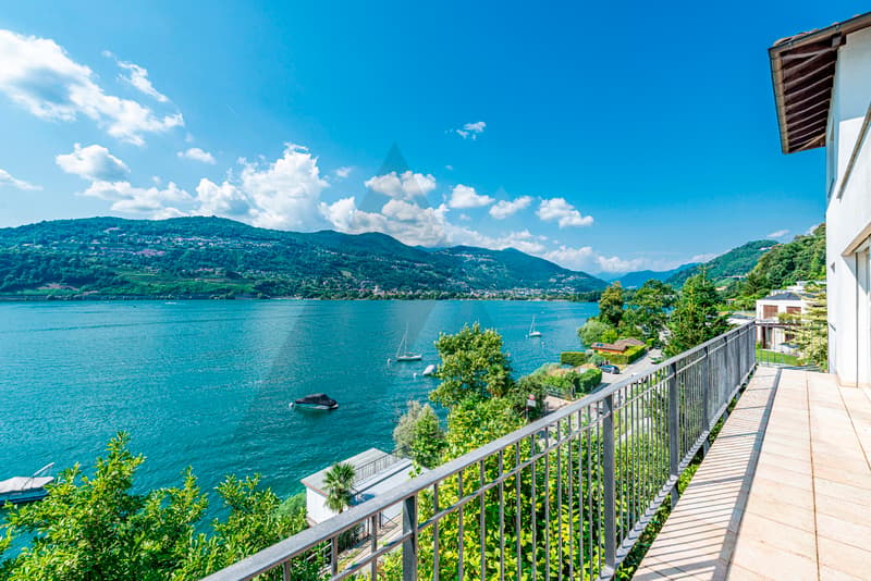 ELEGANTE PROPRIETÀ CON VISTA LAGO E SPIAGGIA PRIVATA (11)